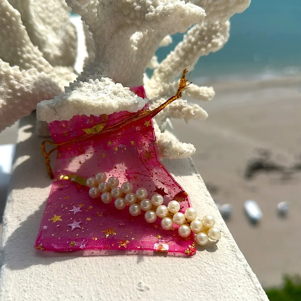 Elegant pearl  HAIR CLIP with Pink Pouch